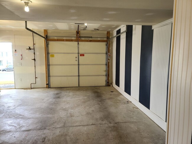 Building Photo - 3 Bedroom 2 1/2 bath end unit Townhome for Rent in Waynesboro