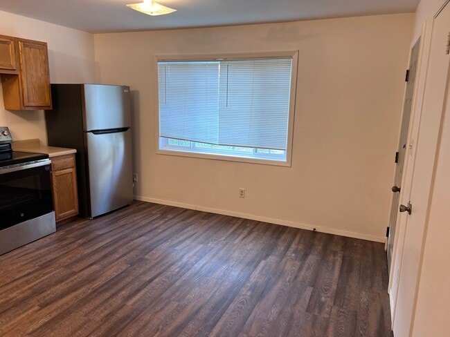 Building Photo - 3-Bed, 1-Bath Duplex with New Flooring & U...