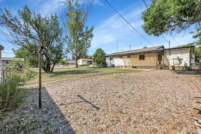 Building Photo - $1,900.00, 3-bed, 2 bath, located in Color...