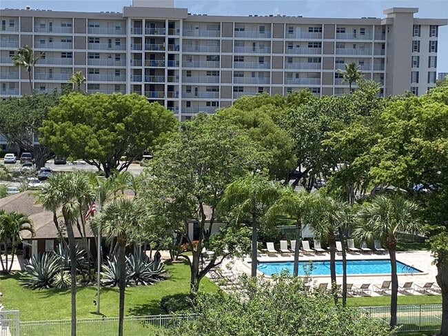 Building Photo - 2601 S Course Dr