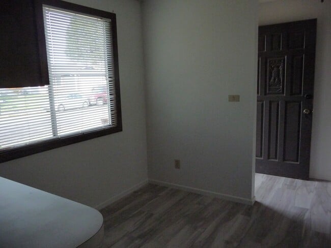 Building Photo - On cul de sac