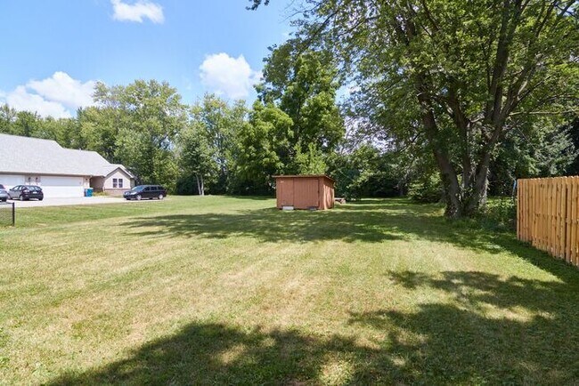 Building Photo - Cozy 2 Bedroom Duplex Home