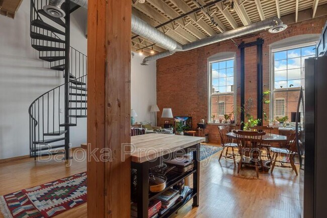 Building Photo - 200 River Pl Dr