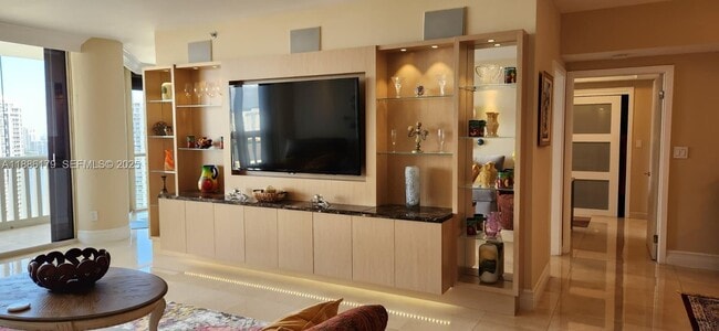 Building Photo - 2000 Island Blvd