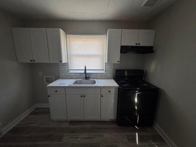 Building Photo - 2 bed 1 bath dupex