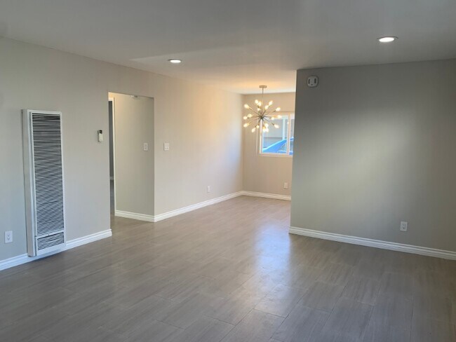 Building Photo - 1523 W 81st St