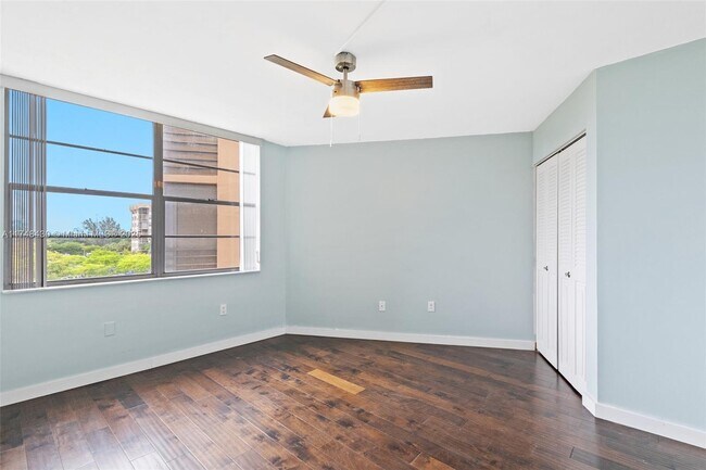 Building Photo - 1100 St Charles Pl