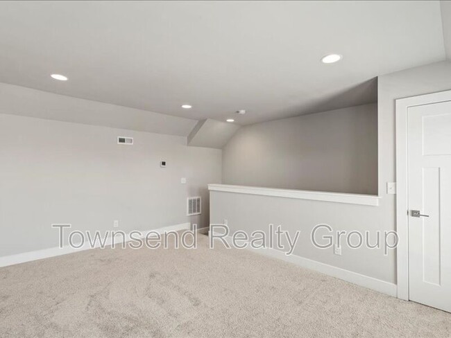 Building Photo - 2122 Bryant Park Dr