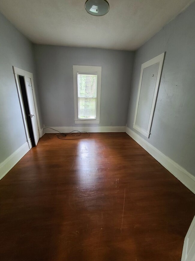 Building Photo - 2 Bedroom with Shed