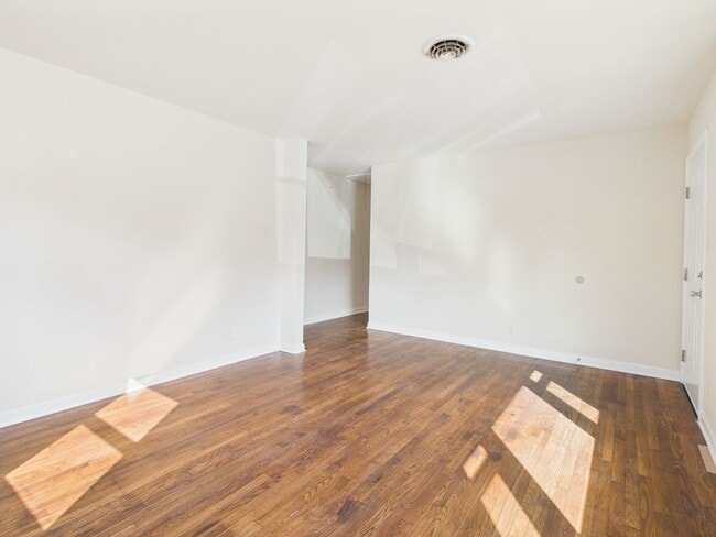 Building Photo - 954 Kingsway Rd