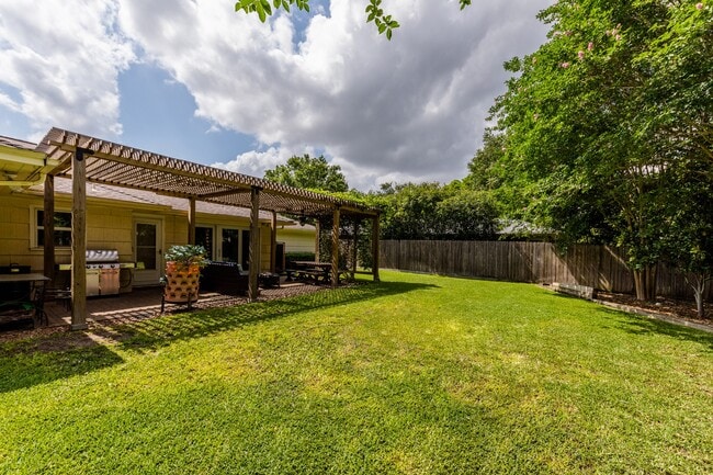 Building Photo - 8323 Lorrie Dr