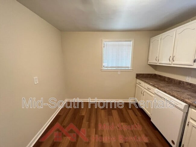 Building Photo - 858 Eyers Rd