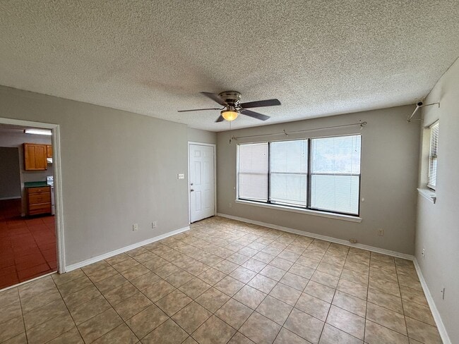 Building Photo - 3 bedroom 1.5 bath home with bonus room av...