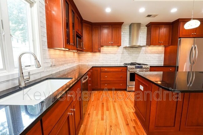 Building Photo - 906 Neal Dr