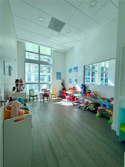 Building Photo - 300 S Biscayne Blvd