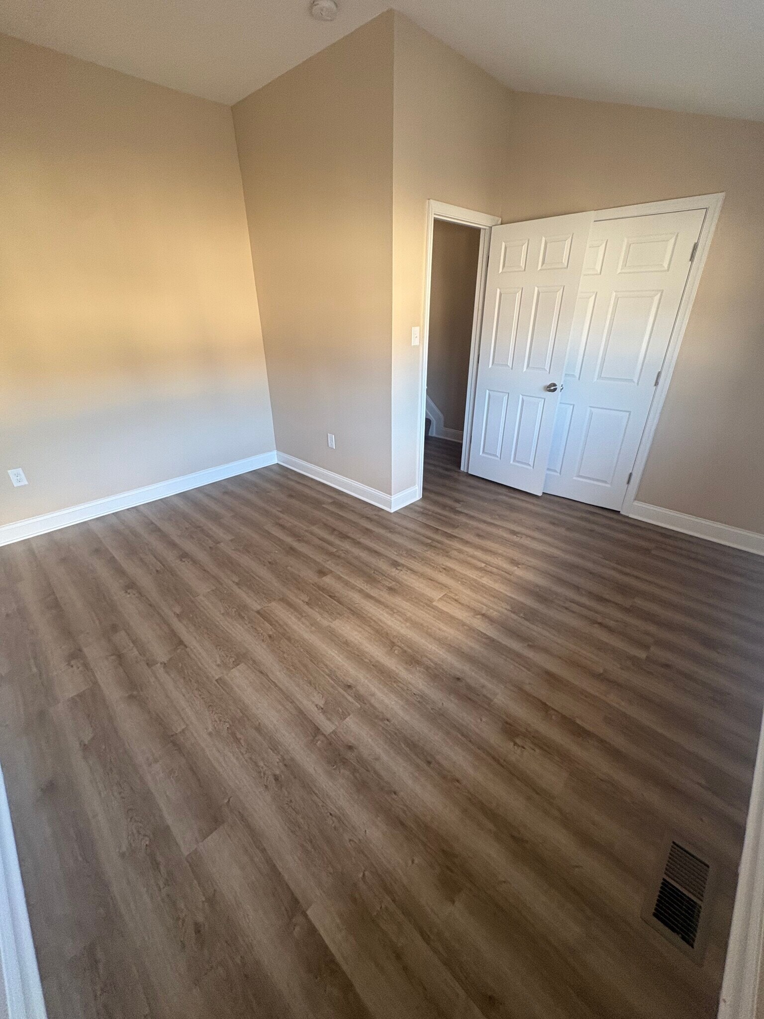 Building Photo - 302 Hendrickson Ln