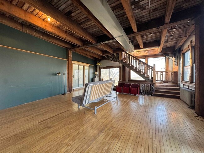 Building Photo - 915 W 16th St