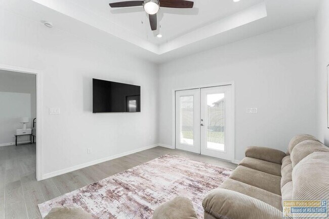 Building Photo - 20 S Bay Hill Dr