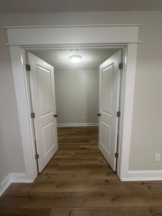 Building Photo - 3 Bedroom with extra Office Space AVAILABLE NOW!