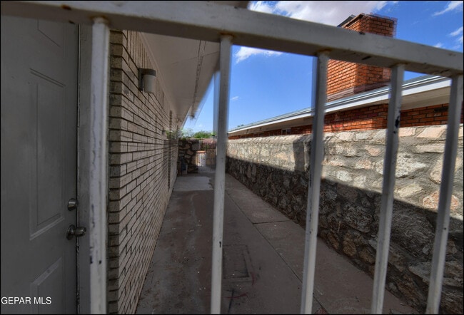 Building Photo - 8400 Parkland Dr