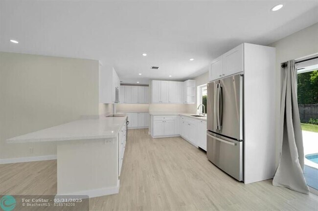 Building Photo - 2051 NE 60th St