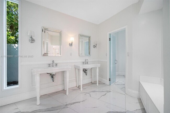 Building Photo - 2120 S Bayshore Dr