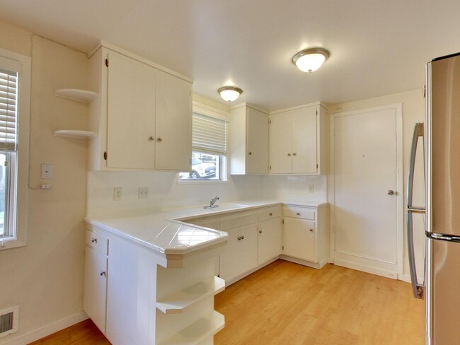 Building Photo - One Month Free!! Prime Telegraph Hill Loca...