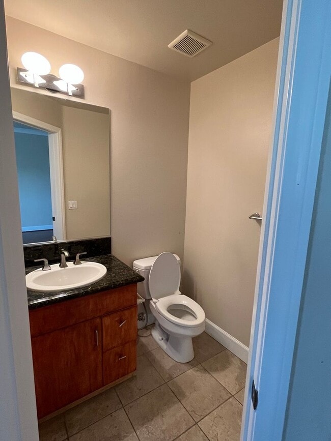 Building Photo - Spacious 3 bedroom, 3 bathroom apartment for rent in San Gabriel