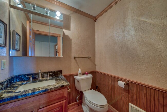 Building Photo - 9 Juniper Ln