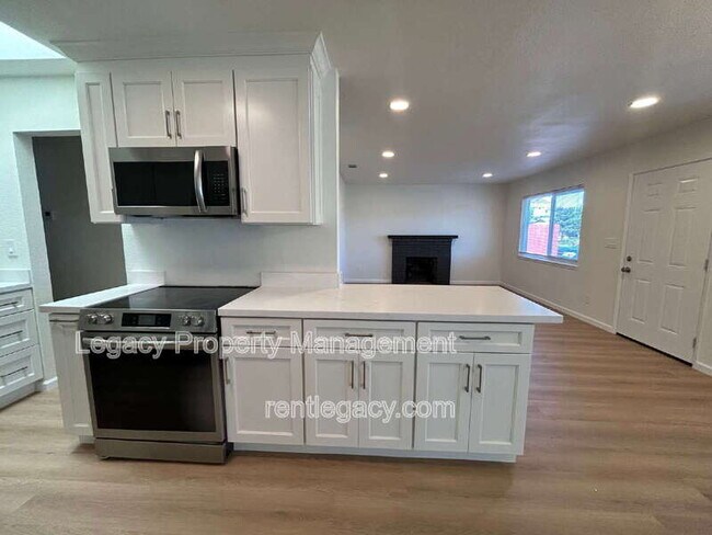 Building Photo - 1525 James St