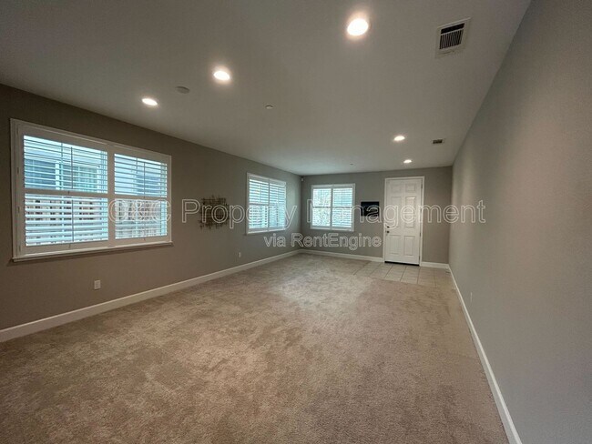 Building Photo - 5243 Comfrey St