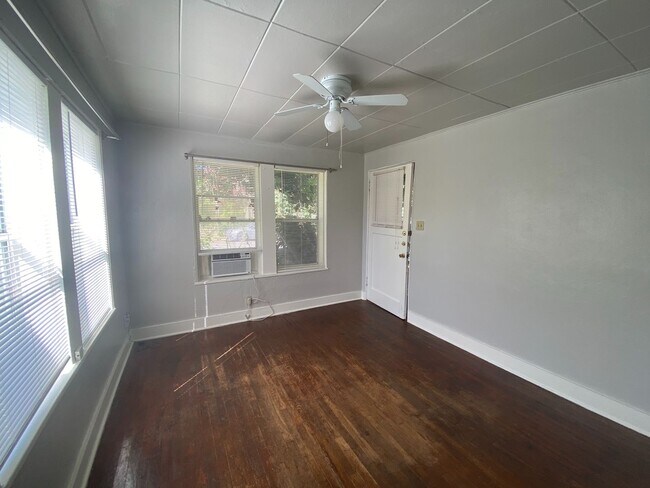 Building Photo - Ave G-5009