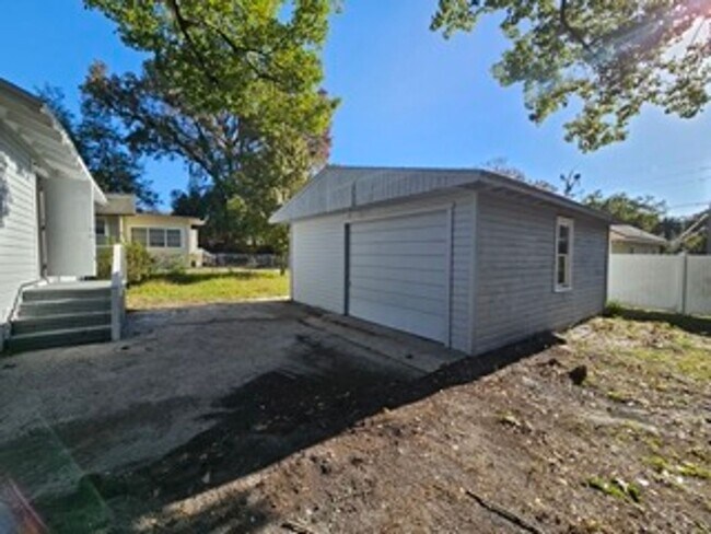 Building Photo - Spacious 3BR/2BA Home with Modern Amenities and Fenced Yard