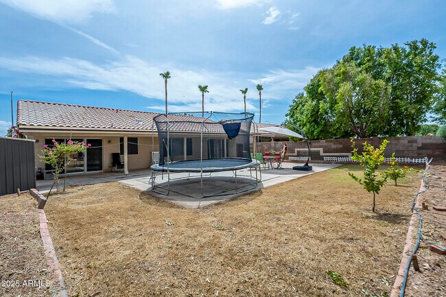 Building Photo - 1302 N Bogle Ave