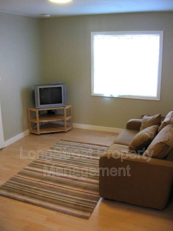 Building Photo - 3140 NW Grant Ave