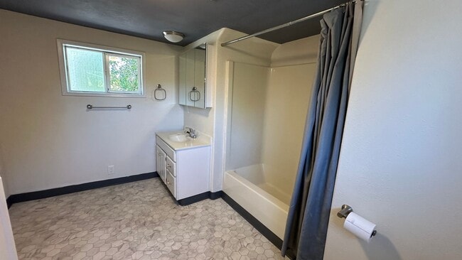 Building Photo - 4bd 2 bath Home in Westmoreland, Portland:...