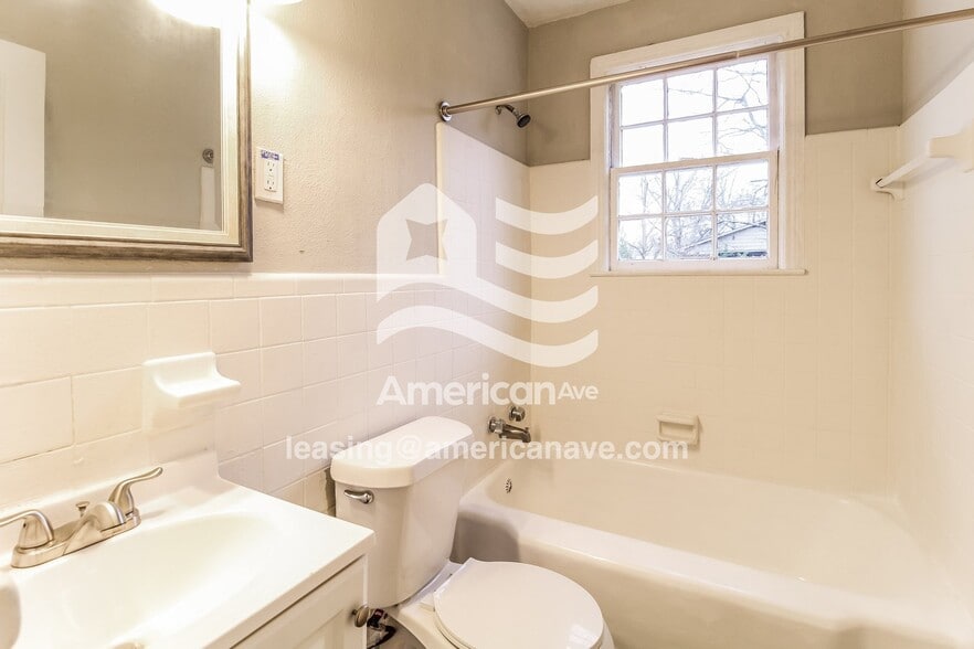 Building Photo - 2902 Pecan St