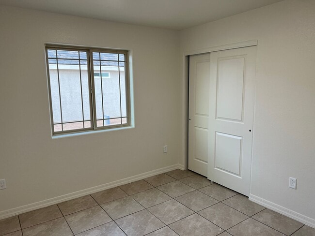 Building Photo - Newer - 3 Bedroom - 2 Car Garage Home with Fenced Back Yard and Gates