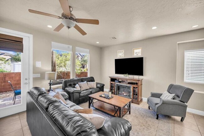 Building Photo - 4221 Torrey Pines Dr