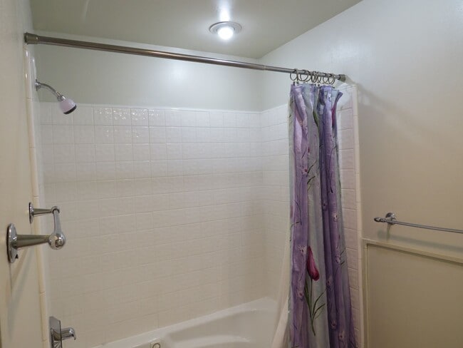 Building Photo - Totem Lake Cute 1bed/1bath ground floor Condo! $1695.00