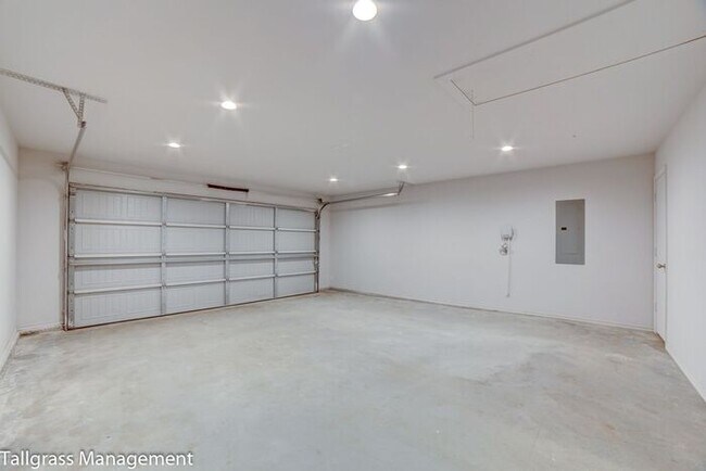 Building Photo - Pool + Park Community! 3/2/2 Plus Office!