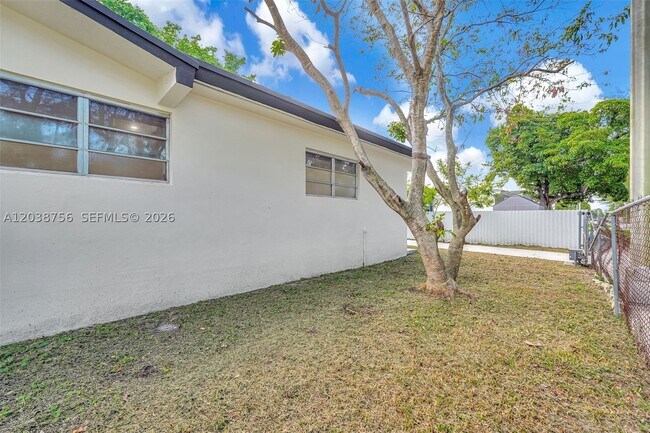 Building Photo - 8201 SW 42nd St