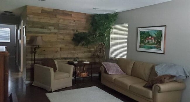 Building Photo - 203 Longview Rd