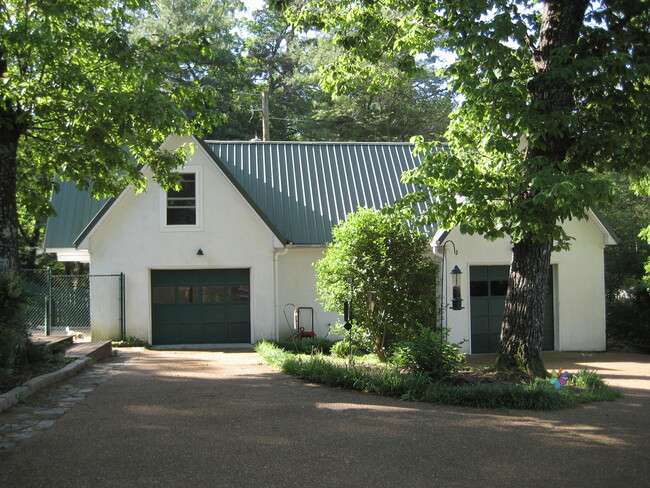 Apartment above garage - 912 Ridgeway Ave