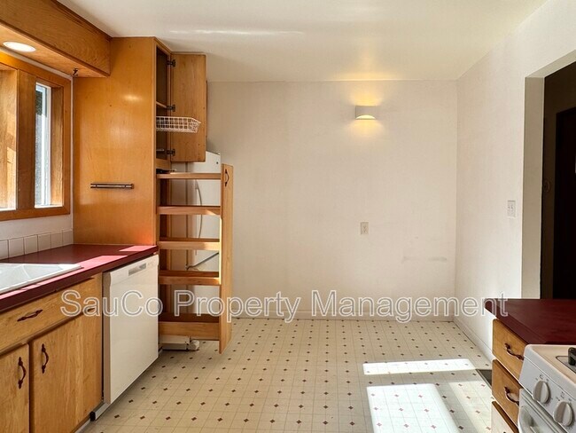 Building Photo - 4751 SW 53rd Ave