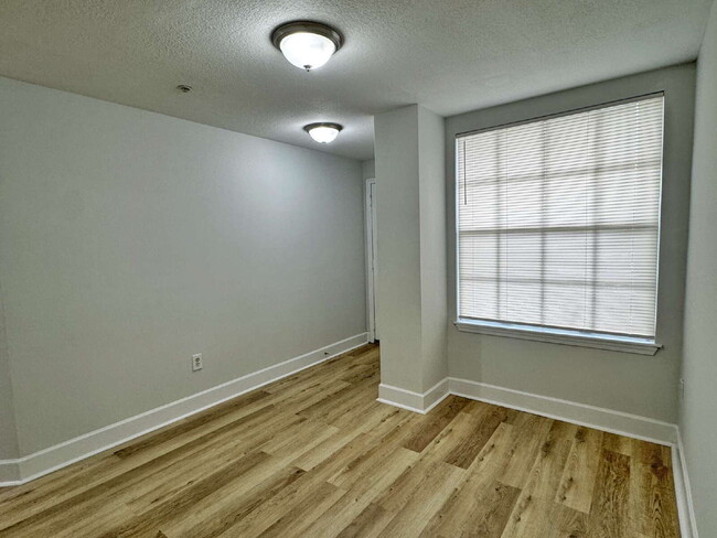 Building Photo - Newly Renovated Ground Floor 1 BR/1 BA Condo!