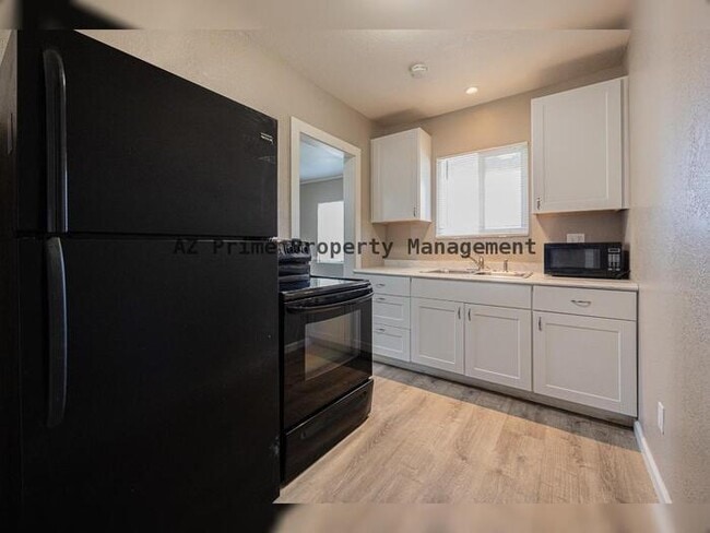 Building Photo - 5521 W Palmaire Ave