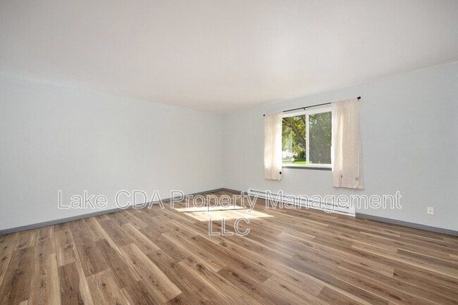 Building Photo - 1421 E Randle Ave