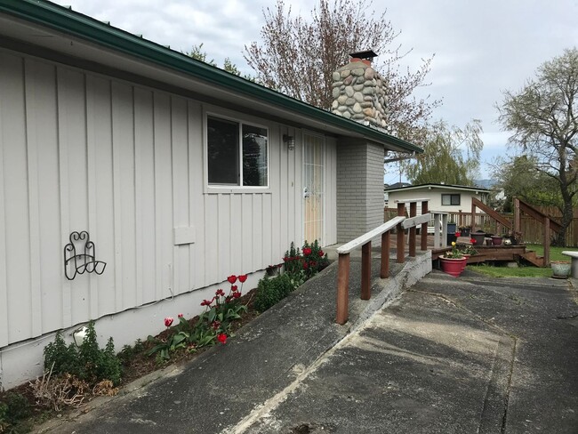 Building Photo - Recent Renovated Anacortes Two Bedroom