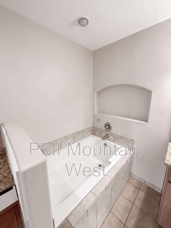 Building Photo - 208 Lyman Ln